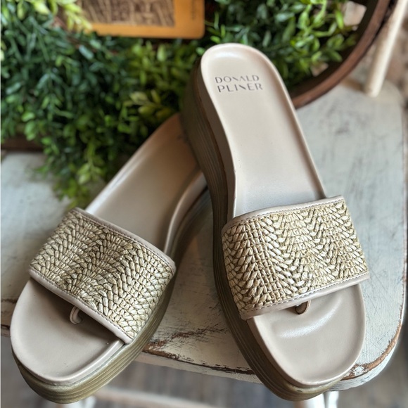 Donald J. Pliner Tan Sandals with Geometric Design - Picture 1 of 6